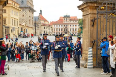 Prag. Kral Sarayı yakınlarındaki şeref kıtası askerler.