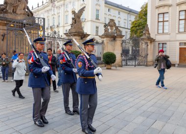 Prag. Kral Sarayı yakınlarındaki şeref kıtası askerler.