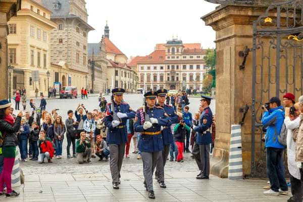 Prague. Soldiers guard of honor near the Presidental palace. — Stock Photo, Image