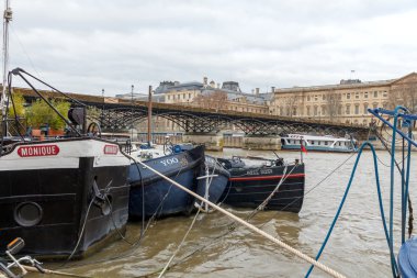 Paris. Seine boyunca.