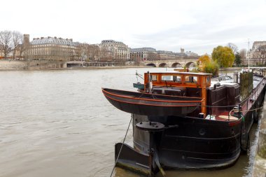 Paris. Seine boyunca.