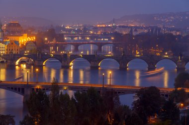 Prag ve Vltava Nehri gece görünümü.
