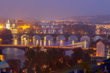 Prag ve Vltava Nehri gece görünümü.