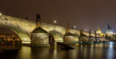 Prag. Gece Charles Köprüsü.