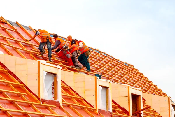 Roofers no telhado . — Fotografia de Stock