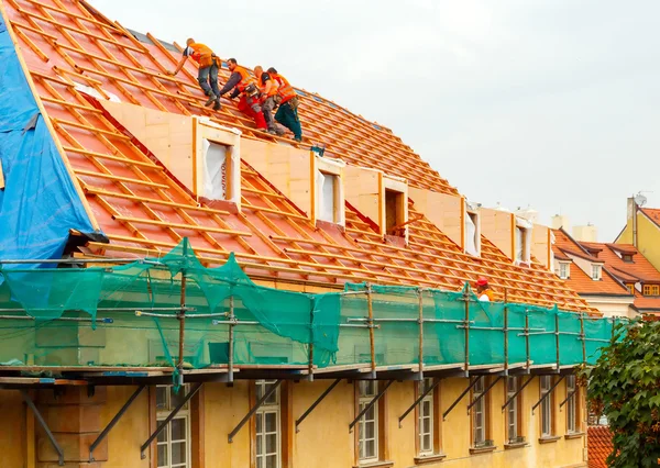 Roofers στην οροφή. — Φωτογραφία Αρχείου