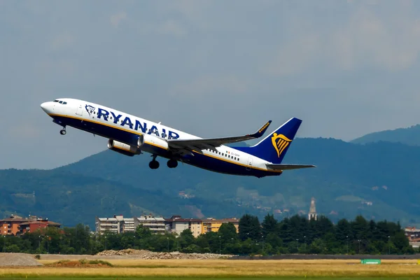 Aircraft companies Rayanair flies up at the airport of Bergamo. — Stock Photo, Image