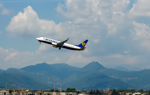 Samoloty firmy Rayanair leci się na lotnisko Bergamo. — Zdjęcie stockowe