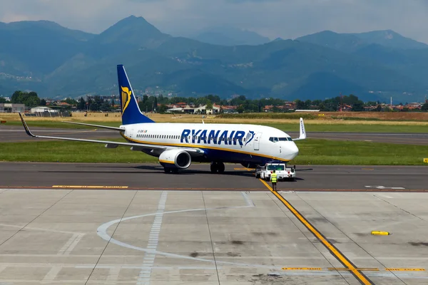 Aircraft companies Rayanair flies up at the airport of Bergamo. — Stock Photo, Image