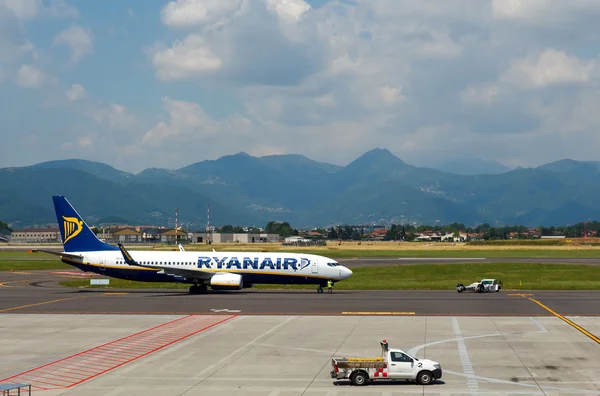 Samoloty firmy Rayanair leci się na lotnisko Bergamo. — Zdjęcie stockowe
