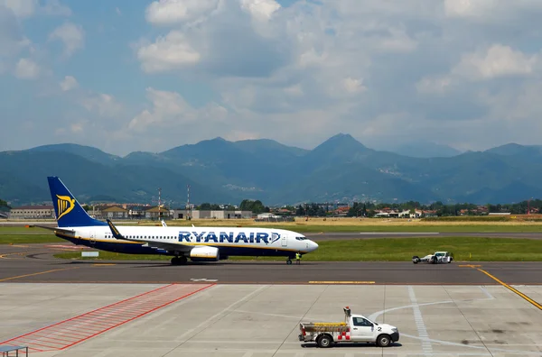 Aircraft companies Rayanair flies up at the airport of Bergamo. — Stock Photo, Image