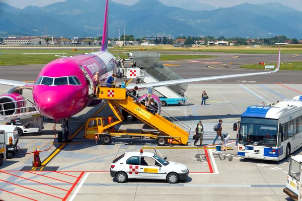 Aircraft Wizz Air aviation company at the airport of Bergamo. — Stock Photo, Image