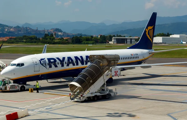 Aircraft companies Rayanair flies up at the airport of Bergamo. — Stock Photo, Image