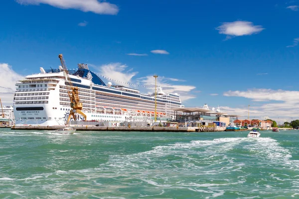 Der Ozeandampfer in der Nähe des Pier. Venedig. — Stockfoto