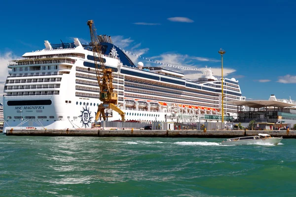 El transatlántico cerca del muelle. Venecia . —  Fotos de Stock