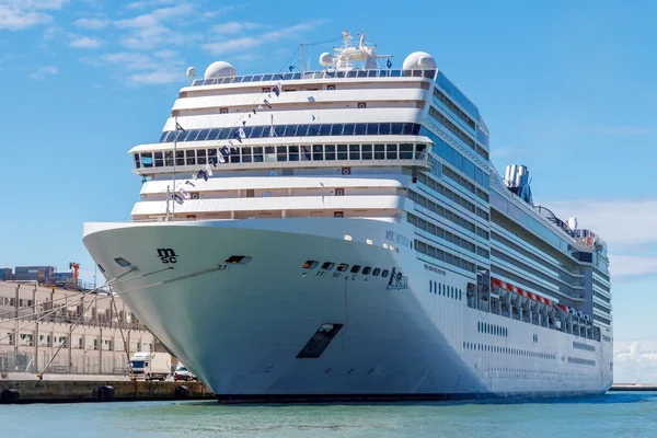 Il transatlantico vicino al molo. Venezia . — Foto Stock