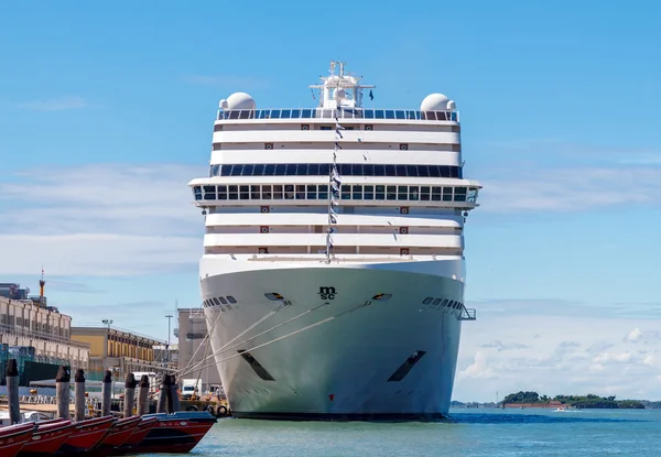 Der Ozeandampfer in der Nähe des Pier. Venedig. — Stockfoto