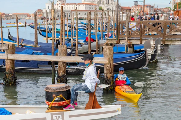 Itália. Veneza. Regata de Vogalonga . — Fotografia de Stock