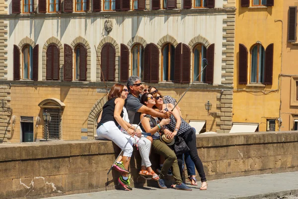 Florença. Um grupo de turistas na ponte fazendo auto . — Fotografia de Stock