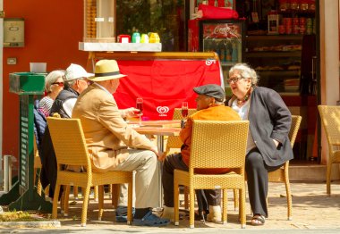 Venedik. Burano Adası üzerinde turist bir grup.