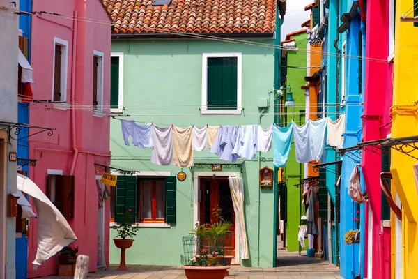 Burano. Casas en el agua . — Foto de Stock