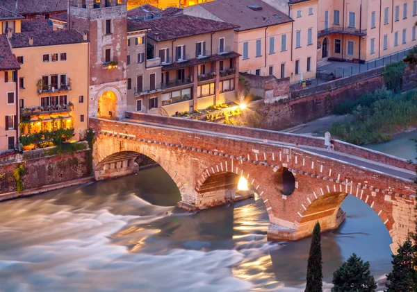 Verona. A naplementét a híd-Szent Péter. — Stock Fotó