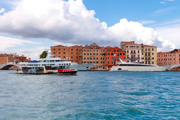 Venice. Pleasure craft. — Stock Photo, Image