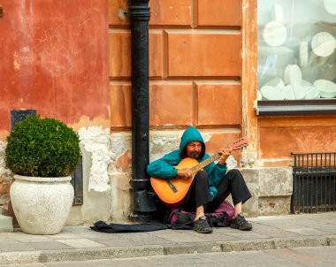Varşova. Evsiz eski piyasada.