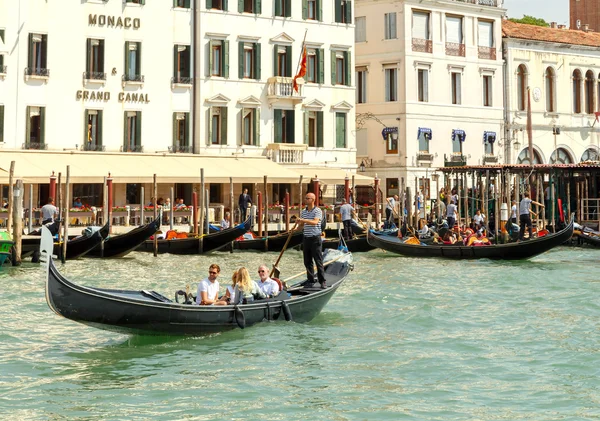 Veneza. O passeio de barco turistas em gôndolas . — Fotografia de Stock