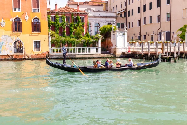 Venice. The boat trip tourists in gondolas. — Stock Photo, Image