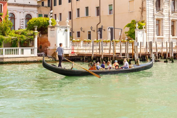 Venice. The boat trip tourists in gondolas. — Stock Photo, Image