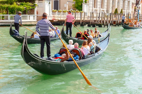 Venedig. Båt resa turisterna i gondoler. — Stockfoto