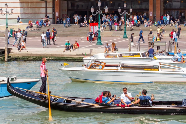 Veneza. O passeio de barco turistas em gôndolas . — Fotografia de Stock