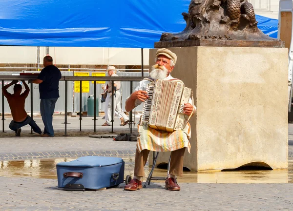 Varşova. Sokak müzisyeni. — Stok fotoğraf