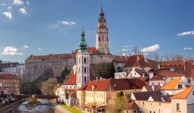 Çek Cumhuriyeti Cesky Krumlov 'daki tarihi kule ve renkli eski kasaba binaları
