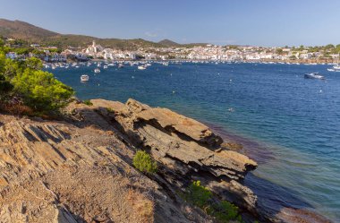 Santa Maria Kilisesi 'nin panoramik manzarası ve körfezde tekneleri olan İspanya' nın Kadavra kıyı kasabası