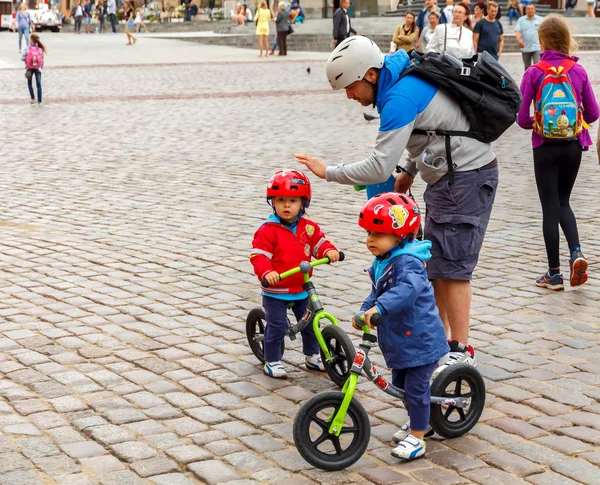 Família com bicicletas na praça . — Fotografia de Stock