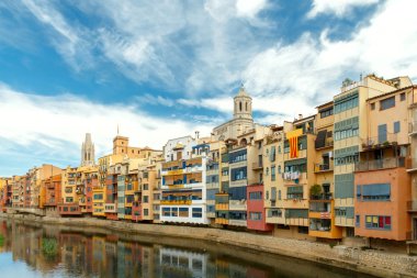 Girona. Onyar Nehri'nde evlerin çok renkli Cephe Sistemleri.