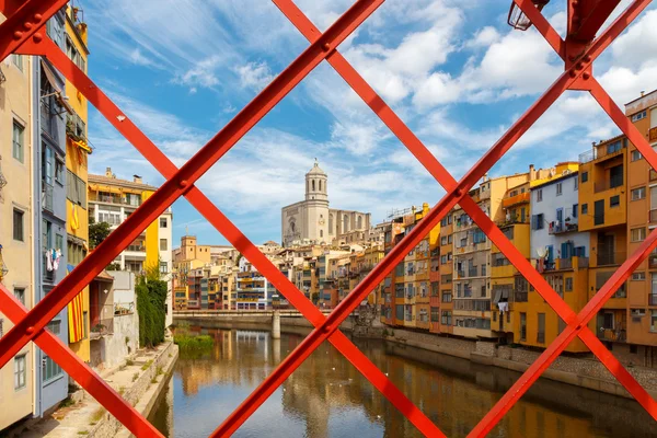 Gérone. Façades multicolores de maisons sur la rivière Onyar . — Photo