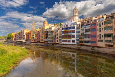 Girona İspanya 'da Onyar Nehri ve Girona Katedrali boyunca renkli binaların manzarası