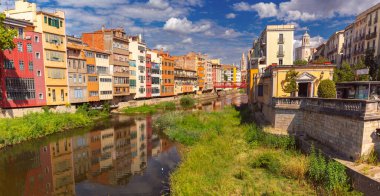 Girona İspanya 'da Onyar Nehri ve Girona Katedrali boyunca renkli binaların manzarası