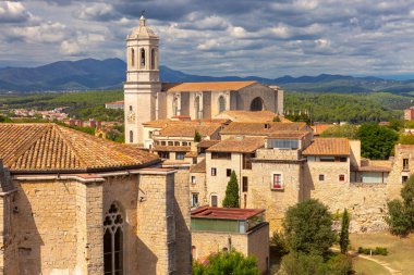 Girona Katedrali 'nin panoramik manzarası ve eski Girona İspanya' daki tarihi taş binalar