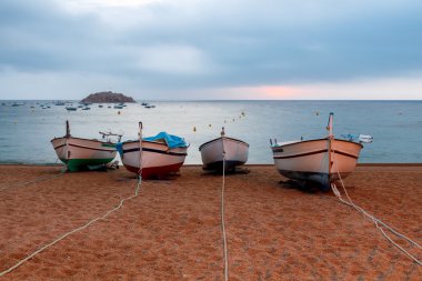 Tossa de Mar. balıkçı tekneleri sahilde.