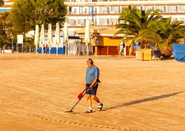 Adam plaj Tossa de Mar üzerinde metal dedektörü ile.