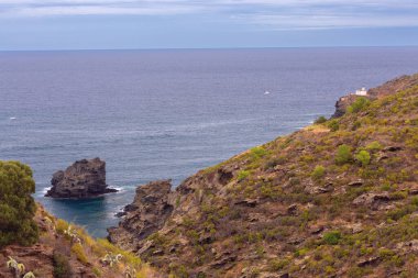 İspanya 'nın Girona kentindeki Kadavra yakınlarındaki Cala Nans Deniz Feneri' nin kayalık uçurumları ve Akdeniz manzarası