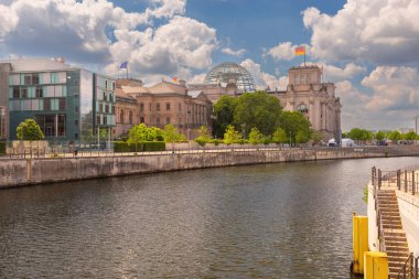 Berlin 'de cam kubbeli ve Spree Nehri olan Reichstag binası.