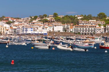 Kadavra, İspanya 'daki rıhtımlı teknelerin limandaki görüntüsü.