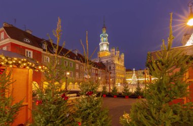 Poznan Belediye Binası güneş doğmadan önce Poznan, Polonya 'daki Eski Pazar Meydanı' nda aydınlandı