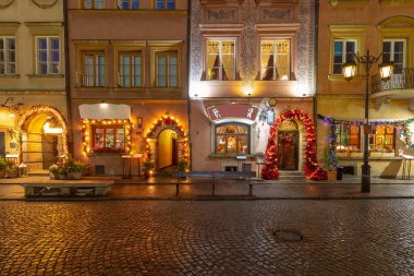 Varşova Polonya 'daki Old Town Pazar Meydanı' nda gece vakti Noel süslemeli binalar