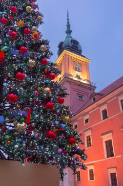 Noel ağacı ve Varşova Polonya 'da Plac Zamkowy üzerindeki süslemeler şafakta